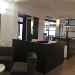 Vista general de la asesoría en Alicante con despachos y zona de atención al cliente